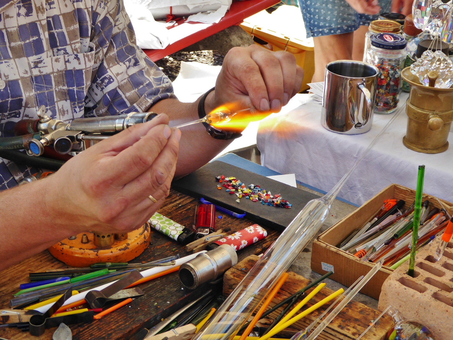  Kunsthandwerkermarkt - Ein Künstler bei der Arbeit mit Glas 