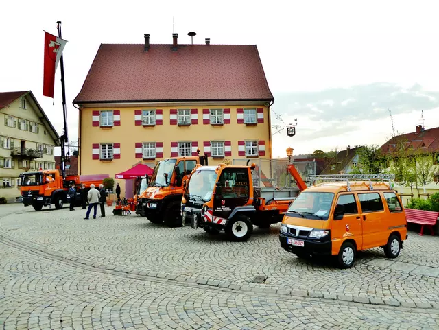 Vor dem Rathaus Weiler stehen vier Auto vom Bauhof. Unter einem Pavillon stehen mehrere Leute (Das Bild wird durch klicken vergrößert)