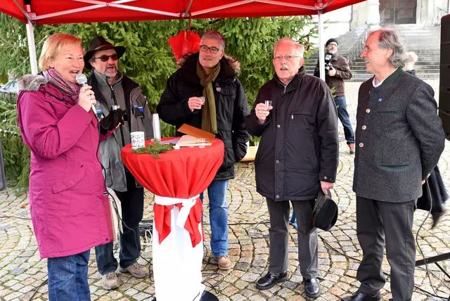 Feicrlichkeit anlässlich der Fällung des Christbaumes auf dem Kirchplatz in Weiler-Simmerberg (Das Bild wird durch klicken vergrößert)