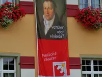 Fahne anlässlich des Theaterstückes am Rathaus (Das Bild wird durch klicken vergrößert)