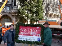 Grußschild des Marktes Weiler-Simmerberg, im Hintergrund Christbaum auf dem Marienplatz (Das Bild wird durch klicken vergrößert)