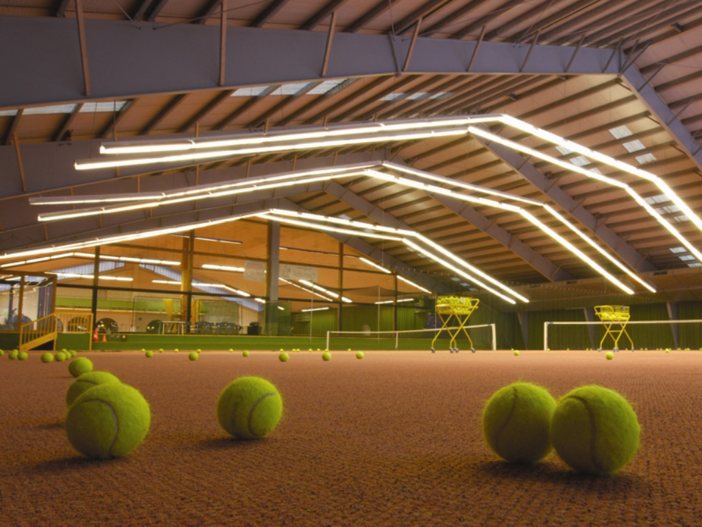  beleuchtete Tennishalle Weiler im Allgäu mit vielen Tennisbällen auf dem Boden - das Bild wird mit Klick vergrößert 